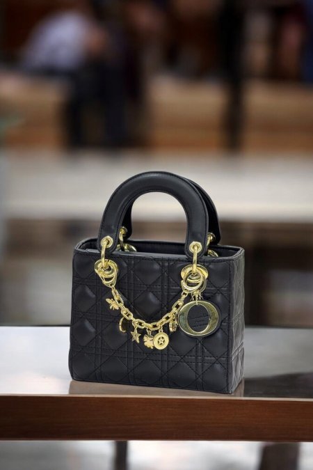 شنطة - Lady Dior / شامل علبة الشركة ( مقاس ميديوم ) 