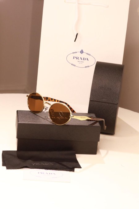 نظارة شمسية / Prada - شامل علبة وكيس الشركة