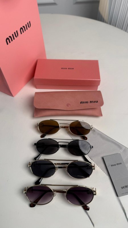 نظارة شمسية / Miu Miu  - شامل علبة وكيس الشركة
