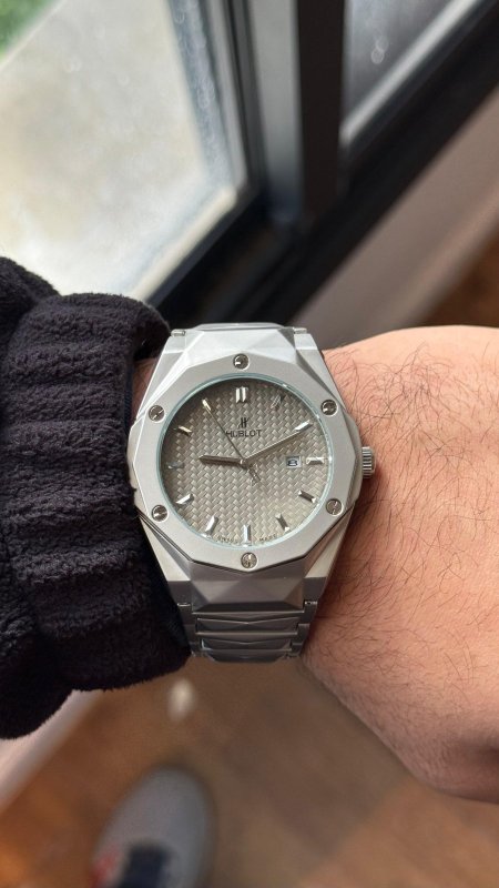 ساعة  - Hublot الشبابية  / شامل علبة وكيس