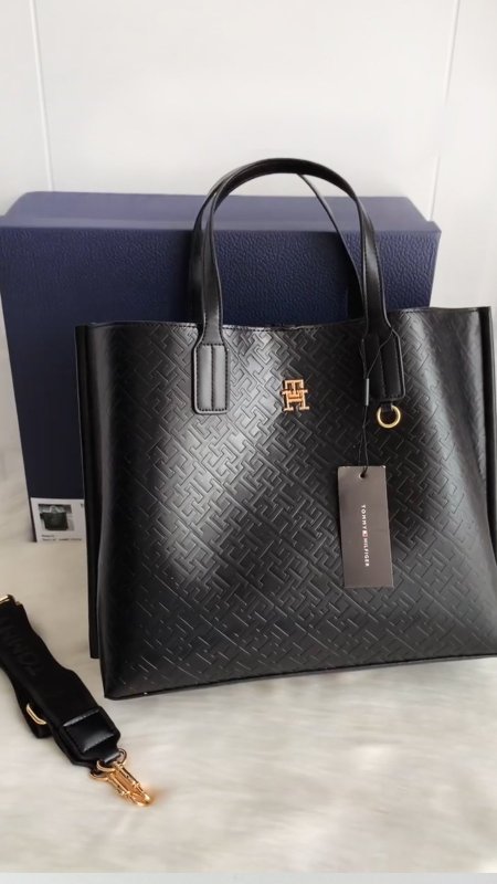 شنطة - Tommy Hilfiger /  شامل علبة الشركة  - 3006