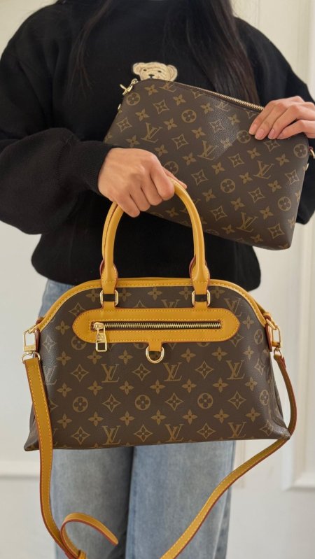 شنطة - Louis Vuitton  / شامل جزدان داخلي وعلبة الشركة