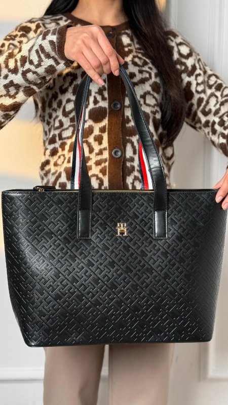 شنطة - Tommy Hilfiger - شامل علبة الشركة 3013#