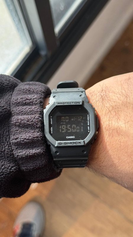 رمادي / أسود