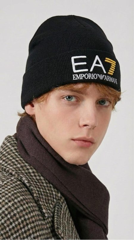 اسود مع شعار ابيض