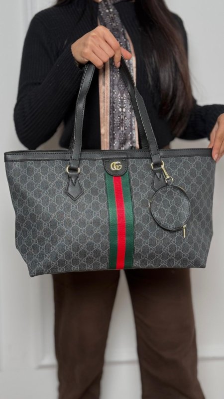 رمادي شعار أسود