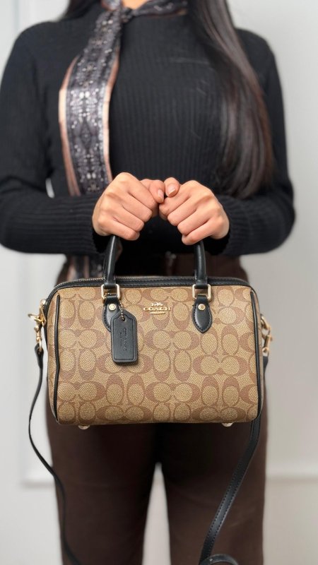 بني إطار أسود