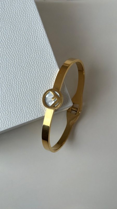 اسوارة - Fendi / كفالة سنتين على اللون