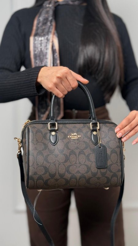 بني محروق شعار أسود