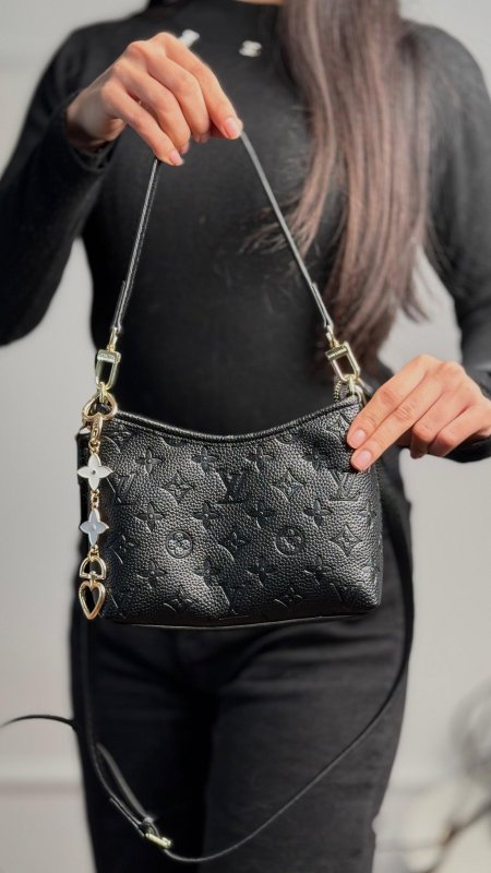 شنطة - Louis Vuitton /  شامل ميدالية -شامل علبة الشركة 2016