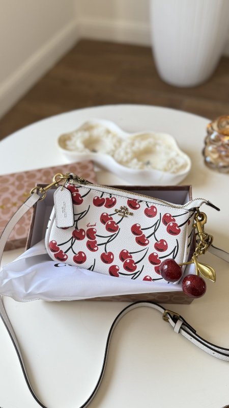 شنطة - Coach  / شامل علبة الشركة و ميدالية الكرزة  مختمة  #0320