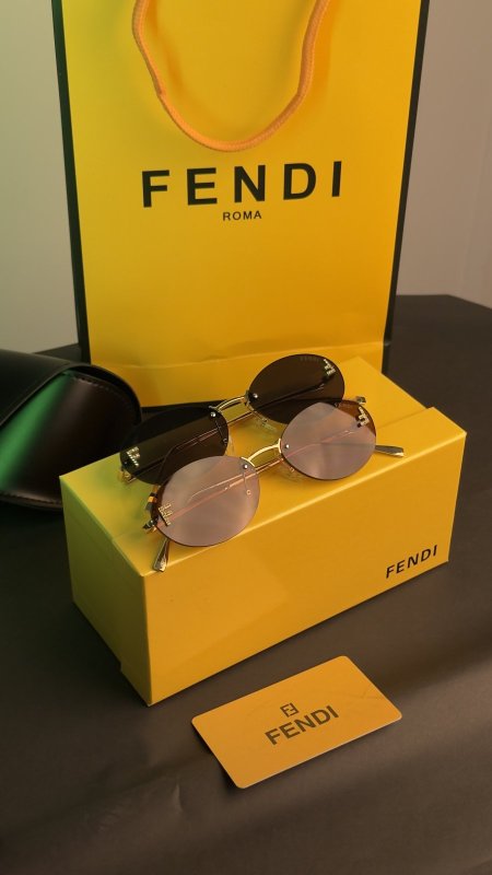 نظارة شمسية  - FENDI  /  شامل علبة وكيس الشركة ( الاكثر طلبا )