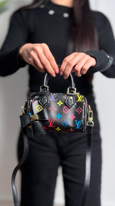 أسود شعار ملون