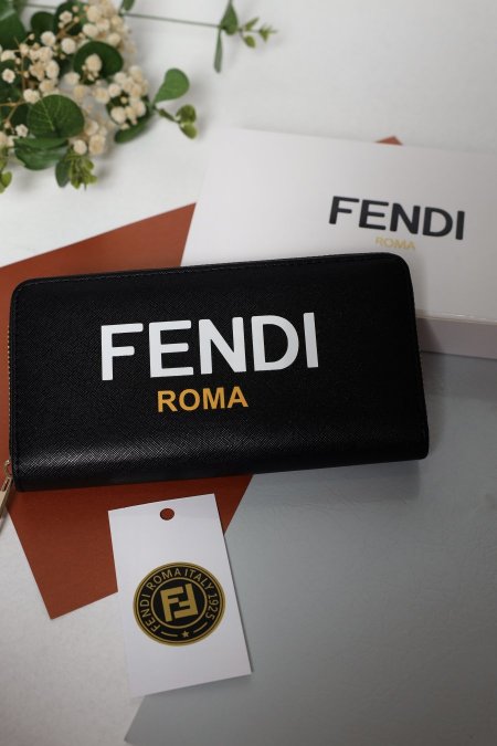 جزدان فراطة كبير - ماركة شامل علبة - FENDI