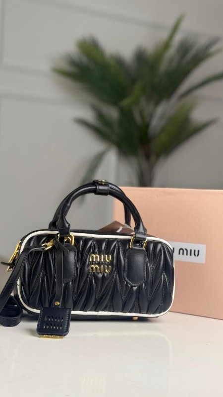 شنطة - miu miu كولتي ماستر- شامل علبة الشركة