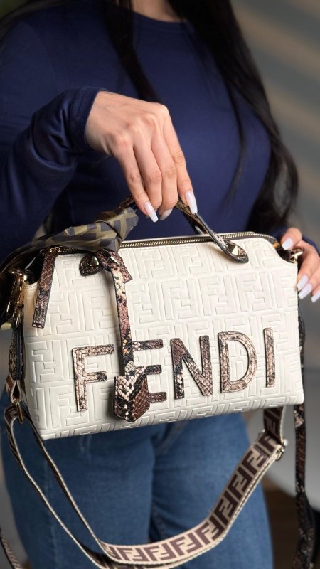 ابيض جلد حية