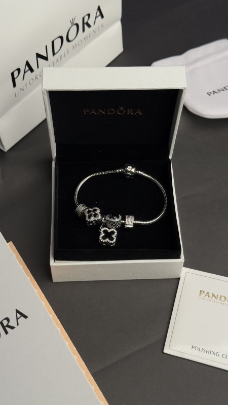 Charm Van Cleef أسود