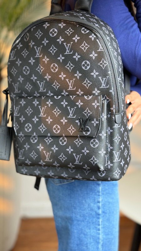 اسود شعار رمادي