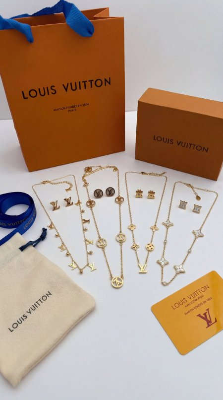 طقم سنسال وحلق - Louis Vuitton \ شامل علبة وكيس الشركة