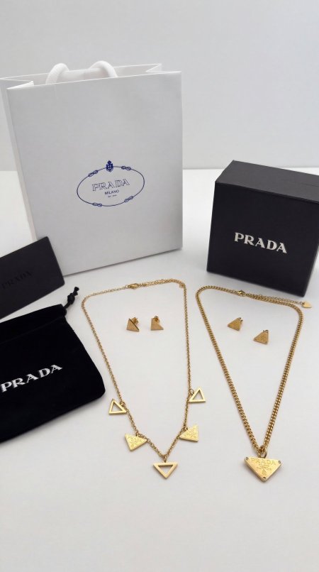 طقم سنسال وحلق - Prada \ شامل علبة وكيس الشركة