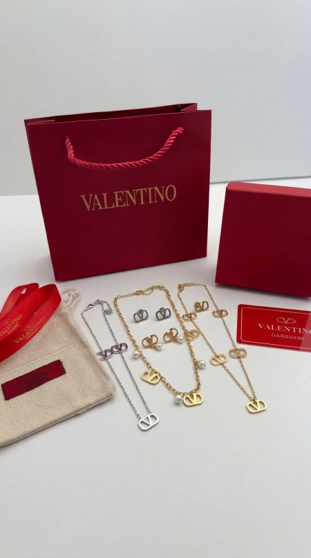 طقم سنسال وحلق - Valentino \ شامل علبة وكيس الشركة