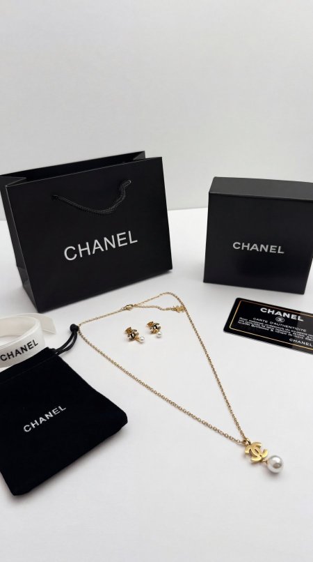 طقم سنسال وحلق - Chanel \ شامل علبة وكيس الشركة