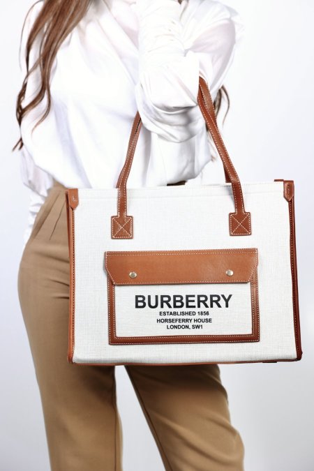 شنطة - Burberry Tote Larg  / شامل كيس الشركة  - بيج / بني