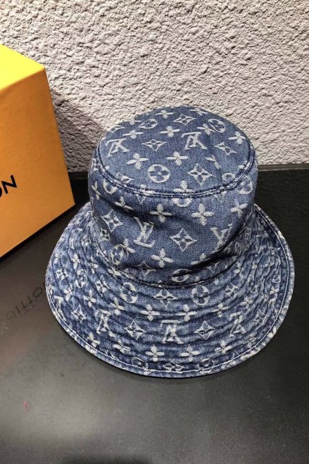 LOUIS Vuitton — structured cap