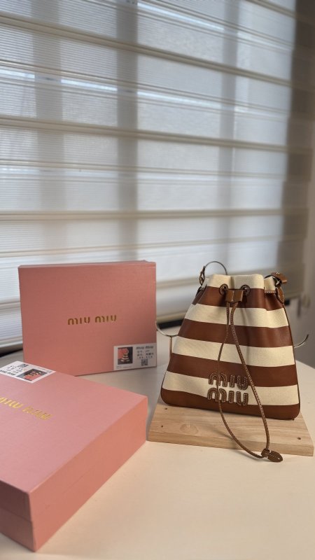 شنطة - Miu miu - شامل علبة الشركة / اصدار محدود