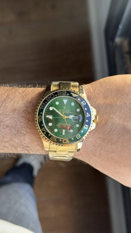 ذهبي مينا اخضر