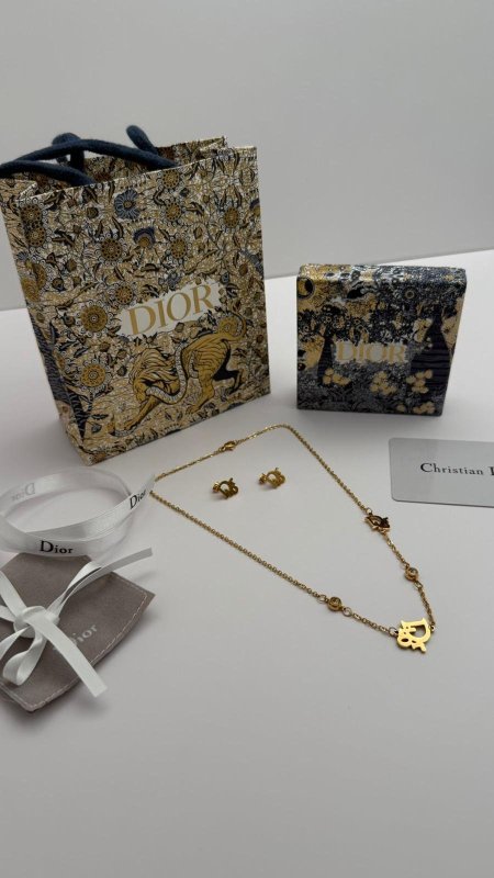 ذهبي / شعار ديور صغير