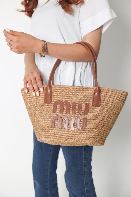 شنطة قش - MIU MIU - قش - شعار بني فاتح <br> <span class='text-color-warm'>نفدت الكمية</span>