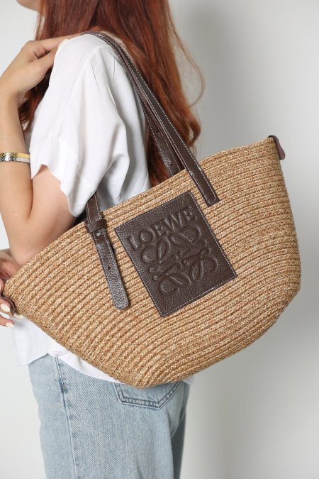 شنطة قش - LOEWE - قش / شعار بني غامق <br> <span class='text-color-warm'>نفدت الكمية</span>