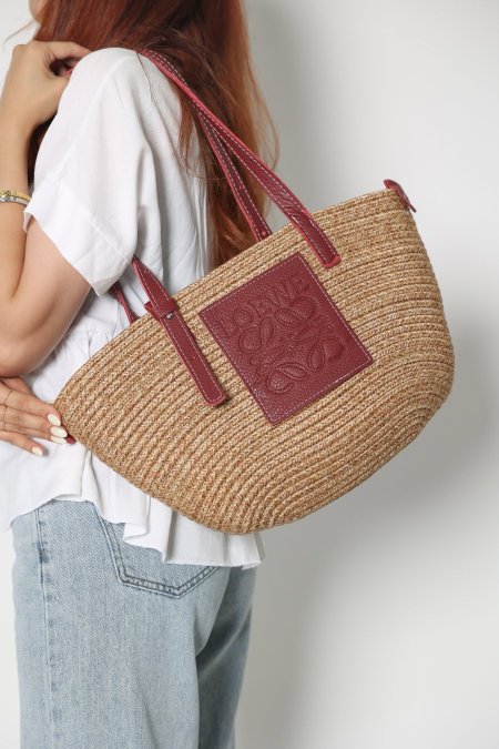 شنطة قش - LOEWE - قش / شعار خمري <br> <span class='text-color-warm'>نفدت الكمية</span>