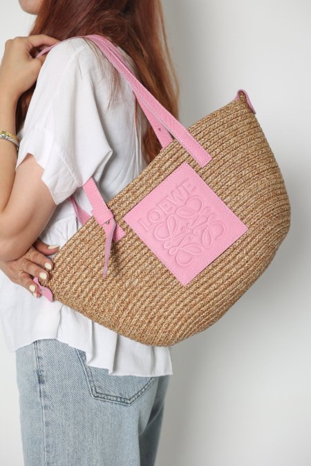 شنطة قش - LOEWE - قش / شعار زهري <br> <span class='text-color-warm'>نفدت الكمية</span>
