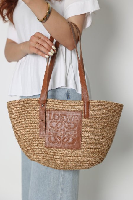 شنطة قش - LOEWE - قش / شعار بني فاتح <br> <span class='text-color-warm'>نفدت الكمية</span>