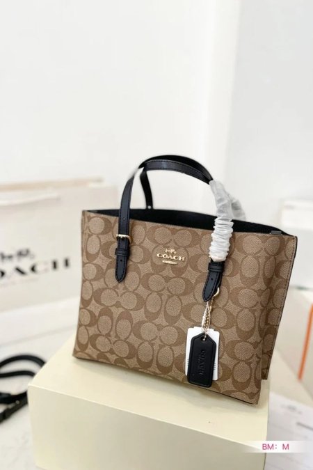 شنطة - Coach Signature / شامل علبة الشركة - بيج شعار / يد اسود <br> <span class='text-color-warm'>نفدت الكمية</span>