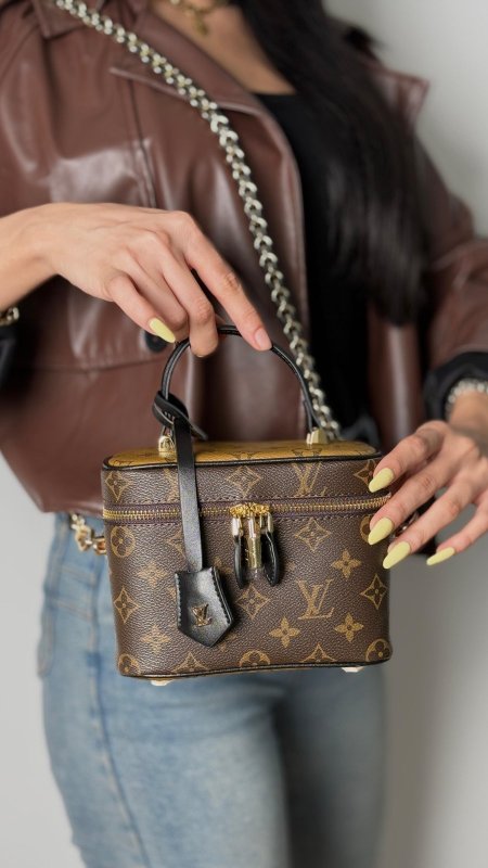 شنطة - Louis Vuitton makeup / شامل علبة الشركة