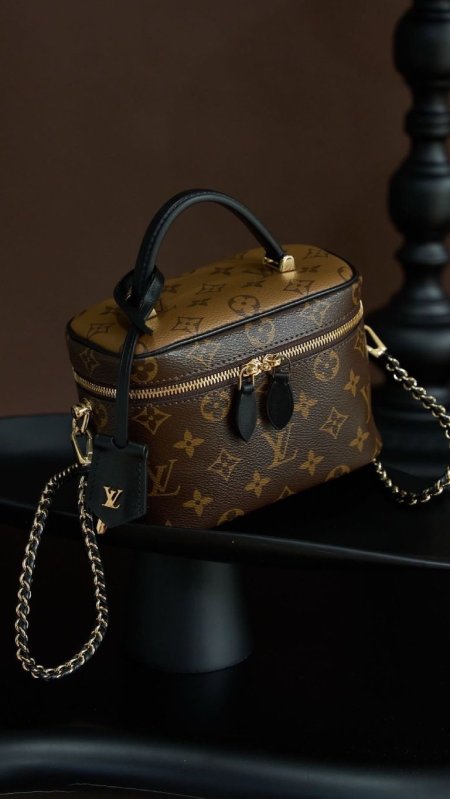 شنطة - Louis Vuitton makeup / شامل علبة الشركة