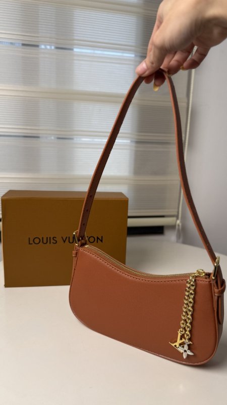 شنطة - Louis Vuitton / شامل علبة الشركة