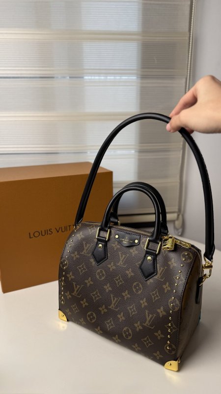 شنطة - Louis Vuitton / شامل علبة الشركة ماستر كواليتي