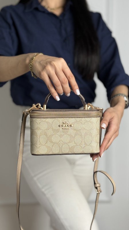 شنطة- Coach makeup/ شامل علبة الشركة