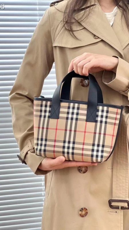 شنطة -  Burberry ماستر / شامل علبة الشركة