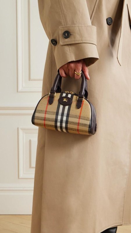 شنطة - Burberry ماستر / شامل علبة الشركة