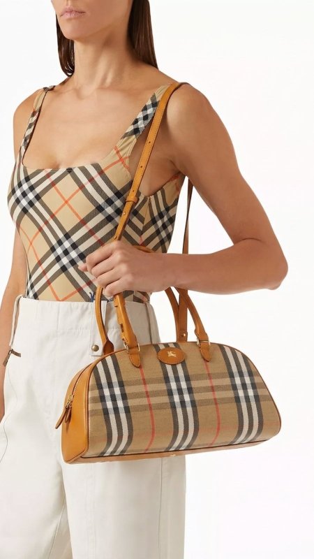 شنطة - Burberry ماستر / شامل علبة الشركة