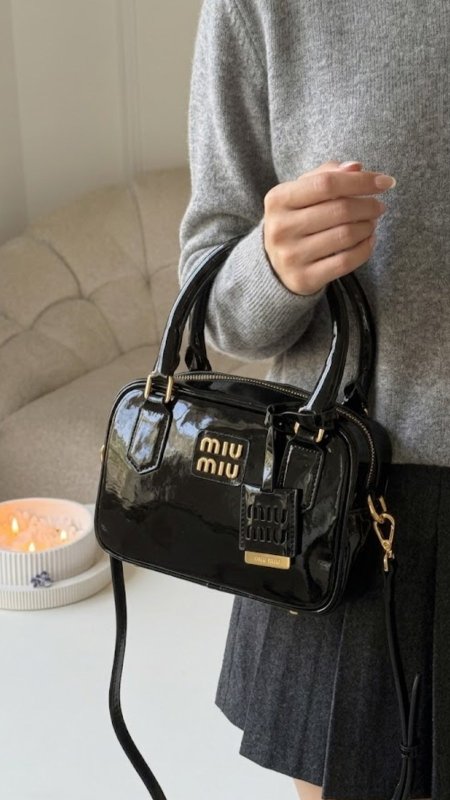 شنطة - Miu Miu مربع / غير شامل علبة