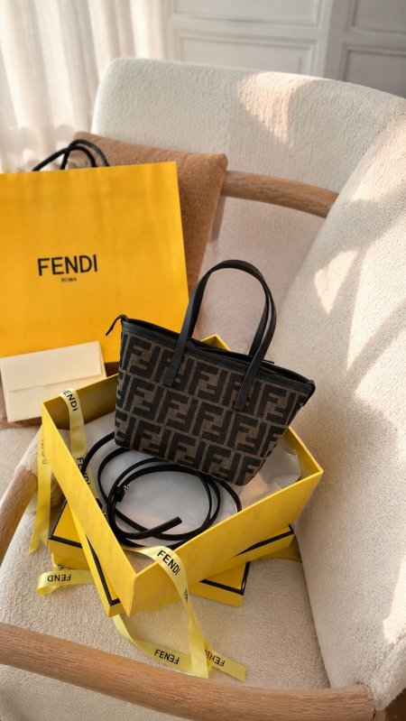 شنطة - FENDI حجم صغير/  شامل علبة الشركة
