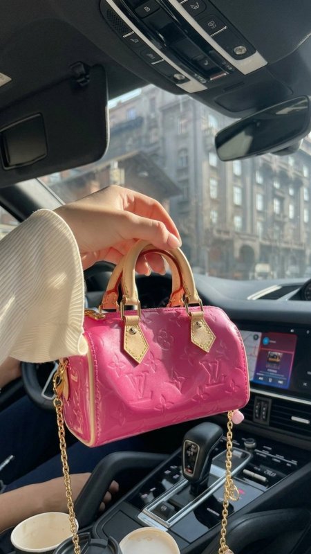 شنطة - Louis Vuitton Nano / شامل علبة الشركة والسلسلة