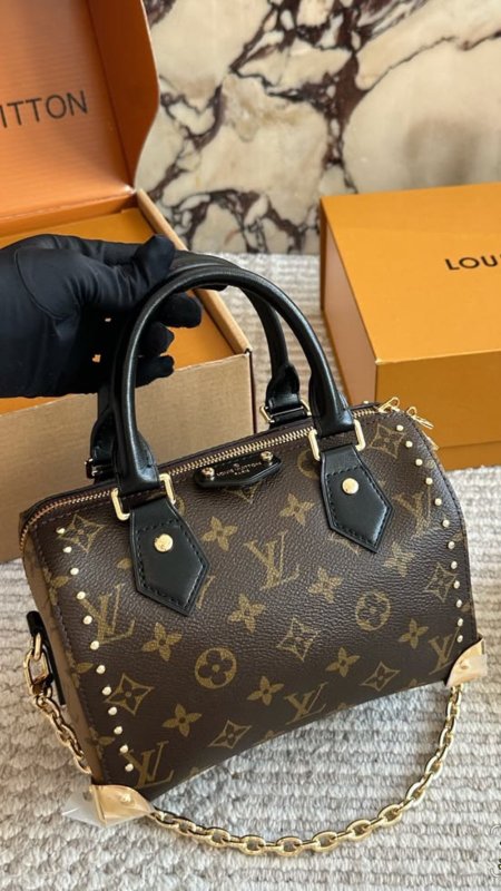 شنطة - Louis Vuitton / شامل علبة الشركة بريميوم اصدار محدود