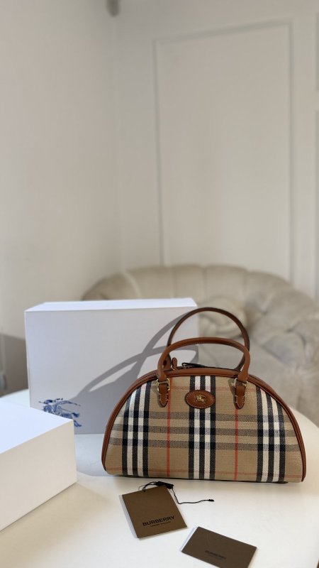 شنطة - Burberry ماستر / شامل علبة الشركة